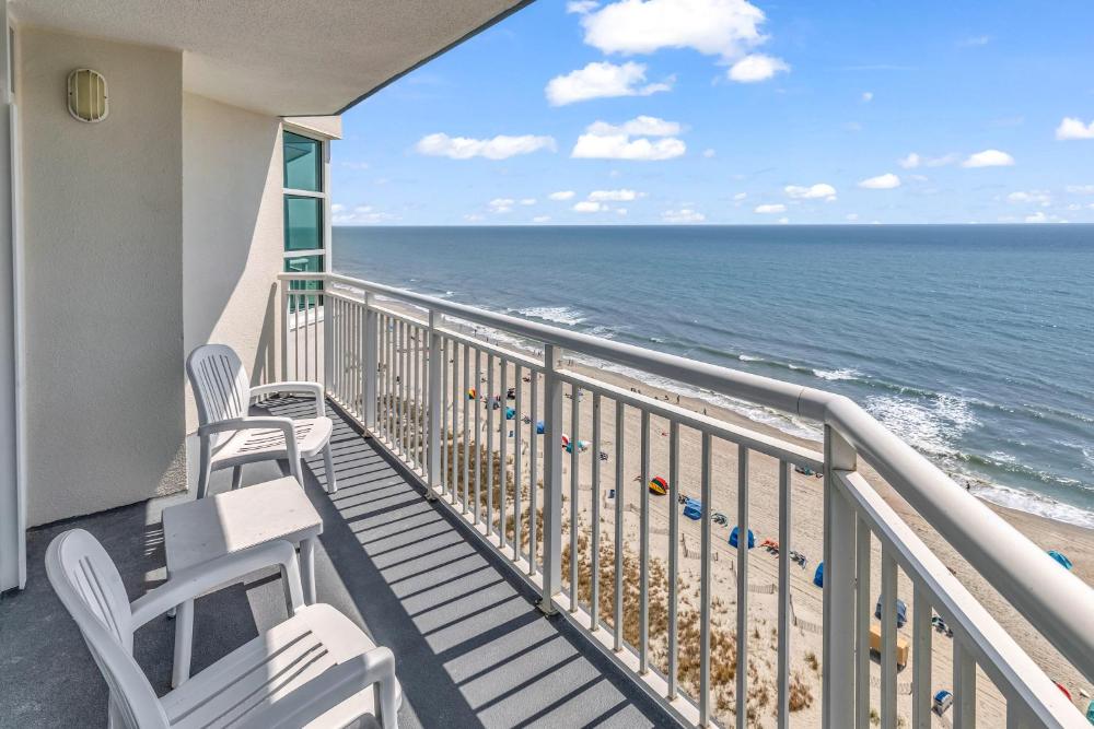 Stunning Condo with Wall-to-Wall Windows Overlooking Ocean